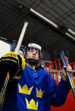 Alexander Nylander på väg in till Sveriges träning vid