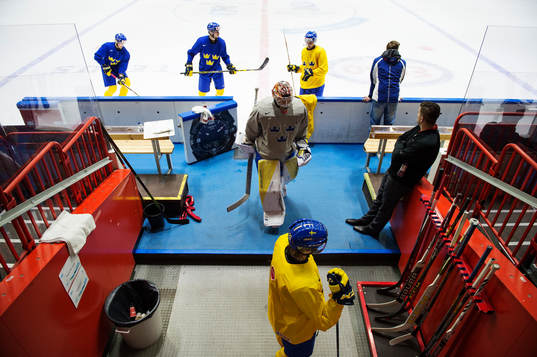 Spelare lämnar Sveriges träning vid junior-VM i ishockey