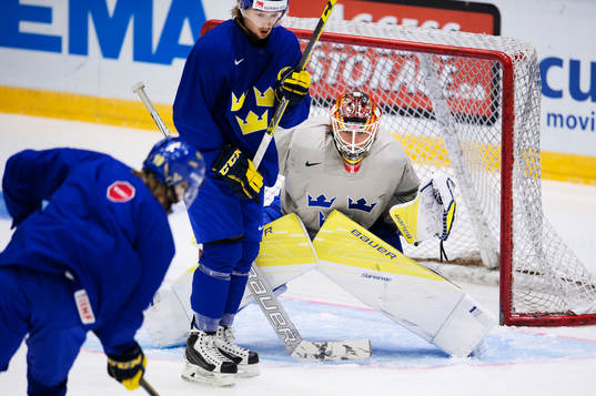 Rasmus Asplund framför målvakten Felix Sandström