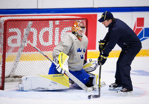 Målvakten Felix Sandström och målvaktstränare Nizze
