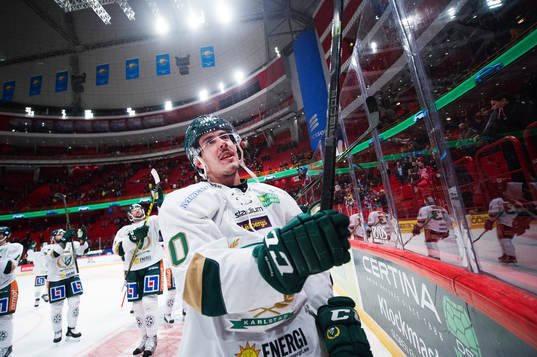 Färjestads Sebastian Erixon jublar med publiken