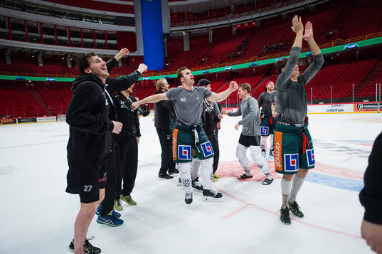 Färjestads spelare med Niclas Arell i mitten dansar på