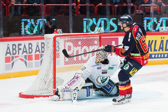 Djurgårdens Marcus Sörensen missar sin straff framför