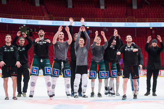 Färjestads spelare jublar med publiken