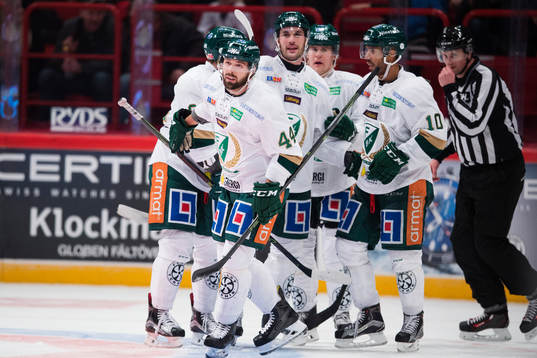 Färjestads Milan Gulas och Robbie Earl (th) jublar