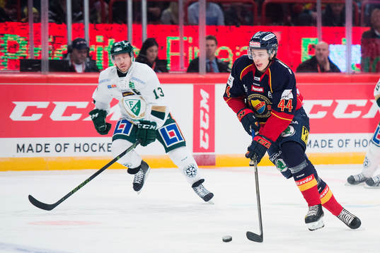 Djurgårdens Lukas Vejdemo jagas av Färjestads Linus