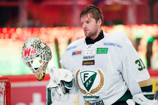 Färjestads målvakt Lars Haugen fiskar upp sintappade
