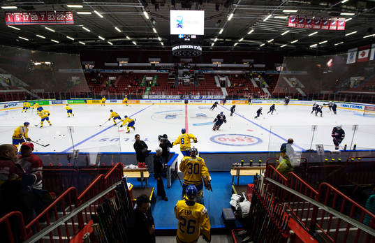 Sveriges Andreas Englund, målvakt Linus Söderström och
