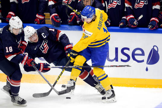 s Colin White och Zach Werenski utmanas av Sveriges Rasmus