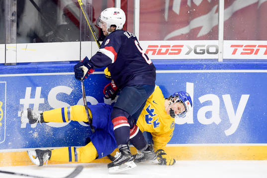 s Louis Belpedio och Sveriges Joel Eriksson Ek