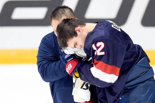 s Alex Debrincat förs ut skadad