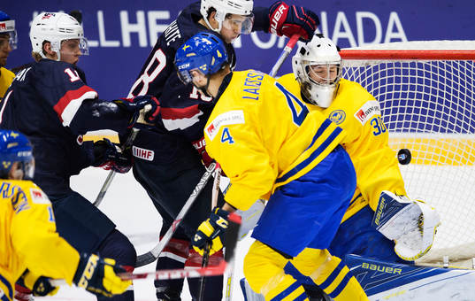 s Christian Dvorak och Colin White oroar framför Sveriges