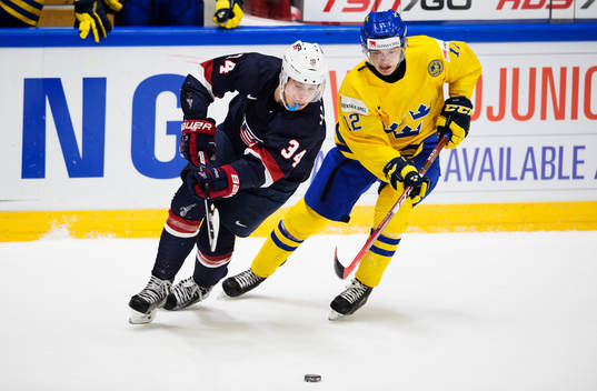 s Auston Matthews och Sveriges Jakob Forsbacka-Karlsson