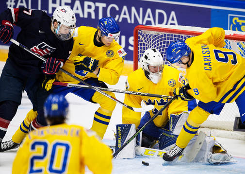 s Matthew Tkachuk oroar framför Sveriges Jacob Larsson,