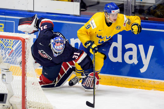 s målvakt Alex Nedeljkovic och Sveriges Adrian Kempe