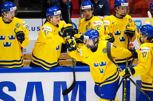 Sveriges Alexander Nylander jublar med lagkamrater