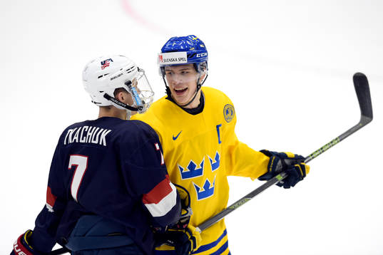 s Matthew Tkachuk och Sveriges Andreas Englund
