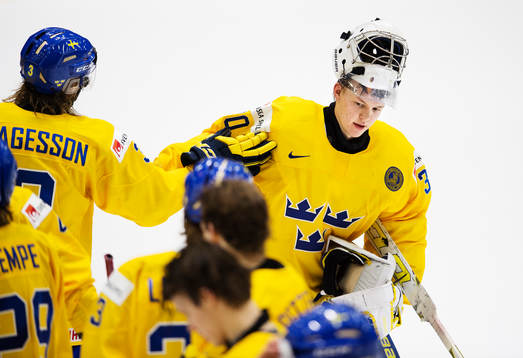 Sveriges William Lagesson gratulerar målvakten Linus
