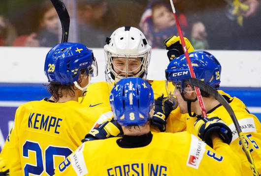 Sveriges Adrian Kempe, målvakt Linus Söderström, Gustav