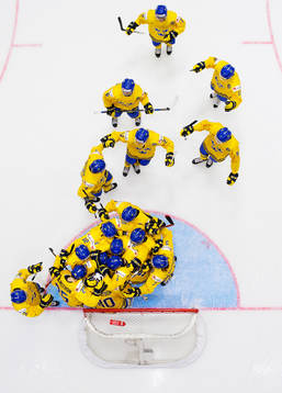 Sveriges spelare samlas kring målvakten Linus Söderström