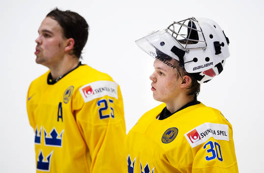 Sveriges Axel Holmström och målvakt Linus Söderström