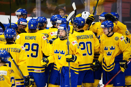 Sveriges spelare med Alexander Nylander jublar