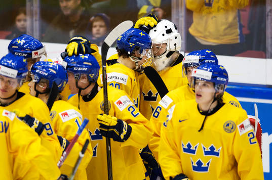 Sveriges Joel Eriksson Ek och målvakt Linus Söderström