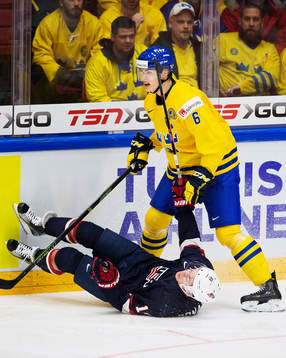 s Ryan Donato faller i en närkamp med Sveriges Andreas