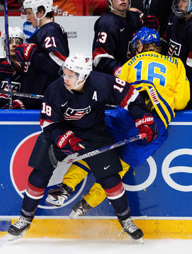 s Colin White tacklar Sveriges Carl Grundström