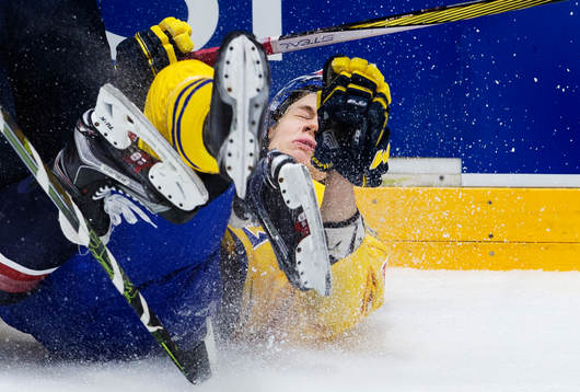 Sveriges Jacob Larsson kraschar in i sargen
