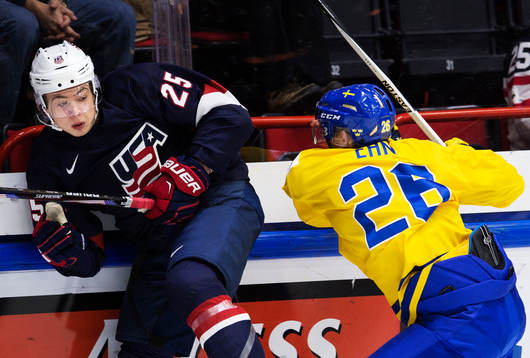 s Charlie McAvoy JR tacklas av Sveriges Christoffer Ehn