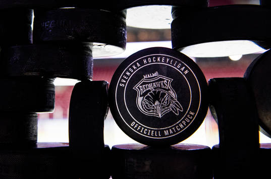Officiell matchpuck med Malmö Redhawks logga på