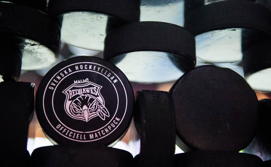 Officiell matchpuck med Malmö Redhawks logga på