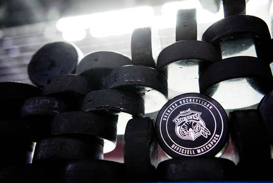 Officiell matchpuck med Malmö Redhawks logga på