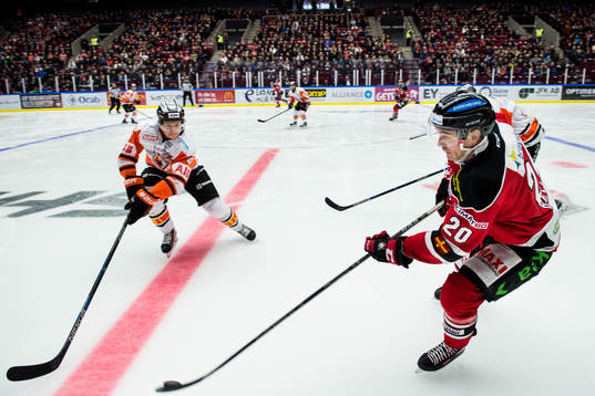 Karlskronas Victor Aronsson och Malmö Redhawks Henrik Hetta