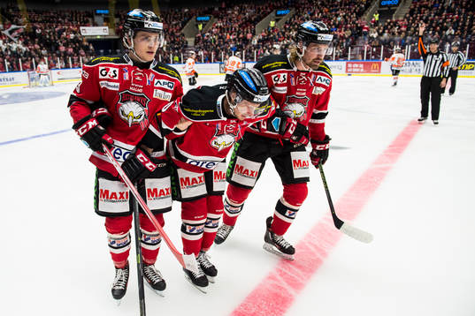 Malmö Redhawks Mattias Persson (m) skadas och får hjälp