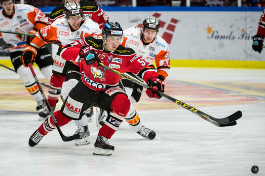 Malmö Redhawks Johan Ivarsson jagar pucken