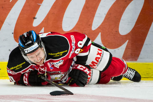 Malmö Redhawks Mattias Persson har ont och får lämna isen