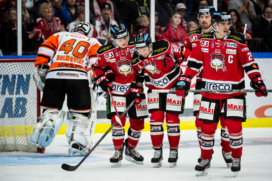 Malmö Redhawks Mattias Persson (m) skadas och får hjälp