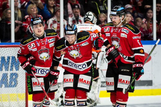 Malmö Redhawks Mattias Persson (m) skadas och får hjälp