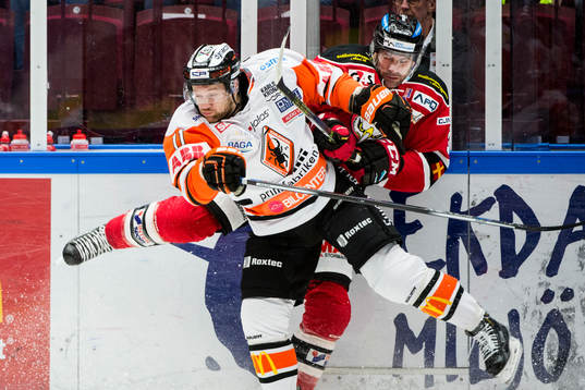 Karlskronas Robin Persson och Malmö Redhawks Eric Himelfarb
