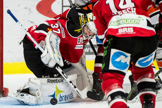 Pucken fri framför Malmö Redhawks målvakt Jonas