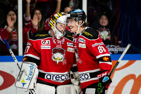 Malmö Redhawks målvakt Jonas Gunnarsson och Peter Mueller