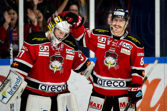 Malmö Redhawks målvakt Jonas Gunnarsson och Peter Mueller