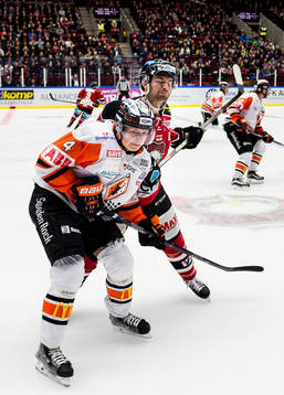 Malmö Redhawks T.J. Galiardi tacklar Karlskronas Victor