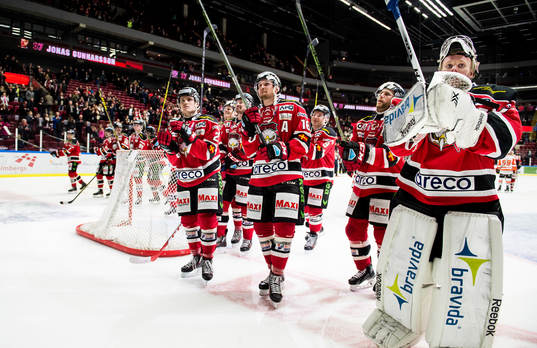 Malmö Redhawks spelare jublar mot publiken