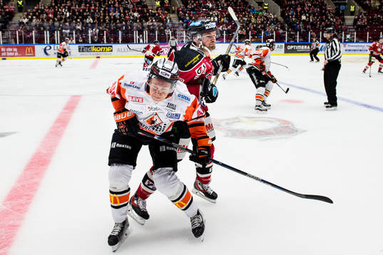 Malmö Redhawks T.J. Galiardi tacklar Karlskronas Victor