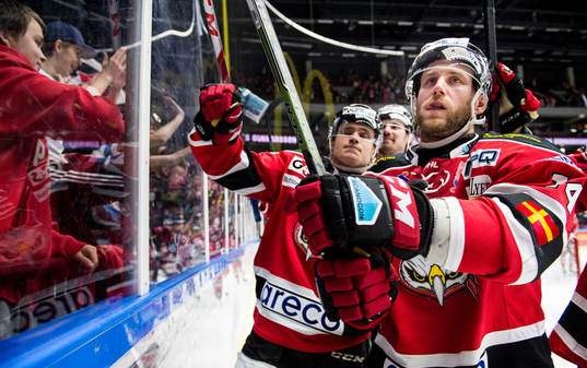 Malmö Redhawks Derek Meech och Christoffer Forsberg jublar