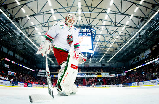 Modos målvakt Jonatan Bjurö deppar