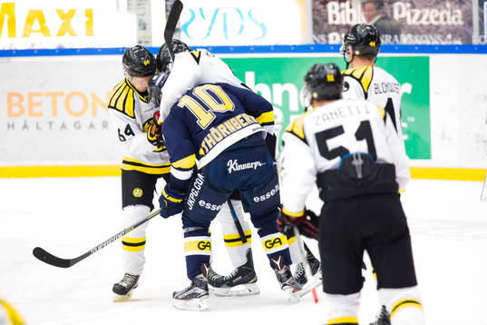 s Martin Thörnberg i gruff med Brynäs Jonathan Pudas med